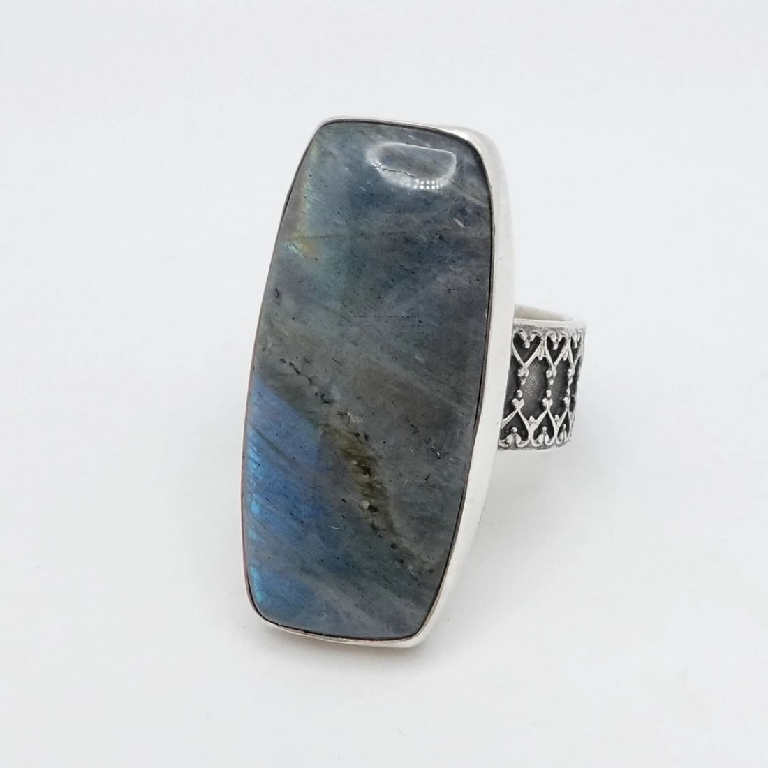 JAY KING DTR STERLING SILVER LABRADORITE GEMSTONE HEART BAND RING - SIZE 10: JAY KING DTR STERLING SILVER LABRADORITE GEMSTONE HEART BAND RING - SIZE 10 Jay King Desert Rose Trading Company Signed DTR Sterling Silver Labradorite Gemstone Heart Band Ring Size - 10 Band Width - 