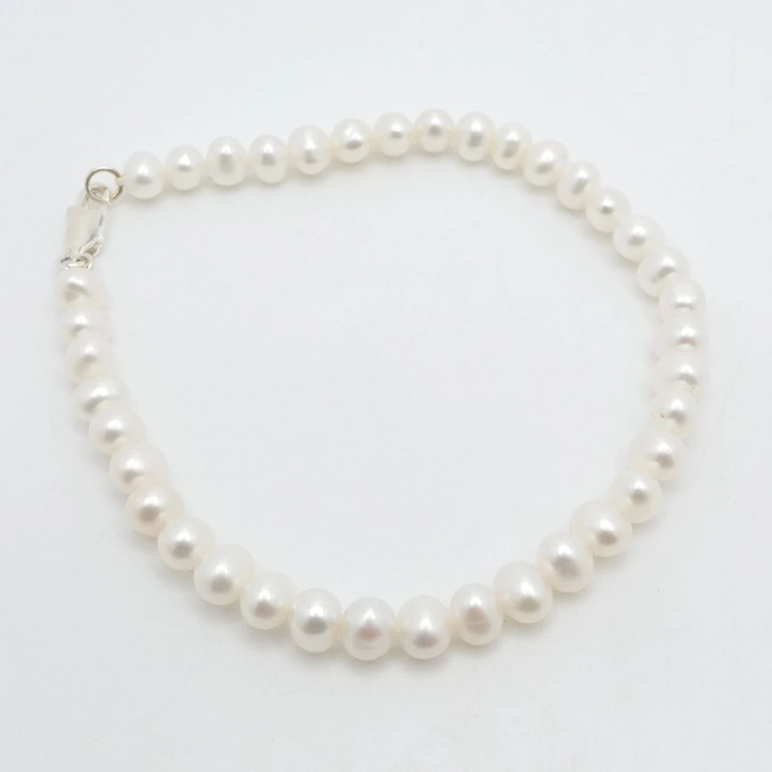STERLING SILVER WHITE BAROQUE CULTURED PEARL CORD BRACELET 7.5" LONG: STERLING SILVER WHITE BAROQUE CULTURED PEARL CORD BRACELET 7.5" LONG Sterling Silver White Baroque Cultured Pearl Cord Bracelet Length - 7.5" Long Wrist - 7" Pearl Width - 5.5mm Total Weight - 7.4