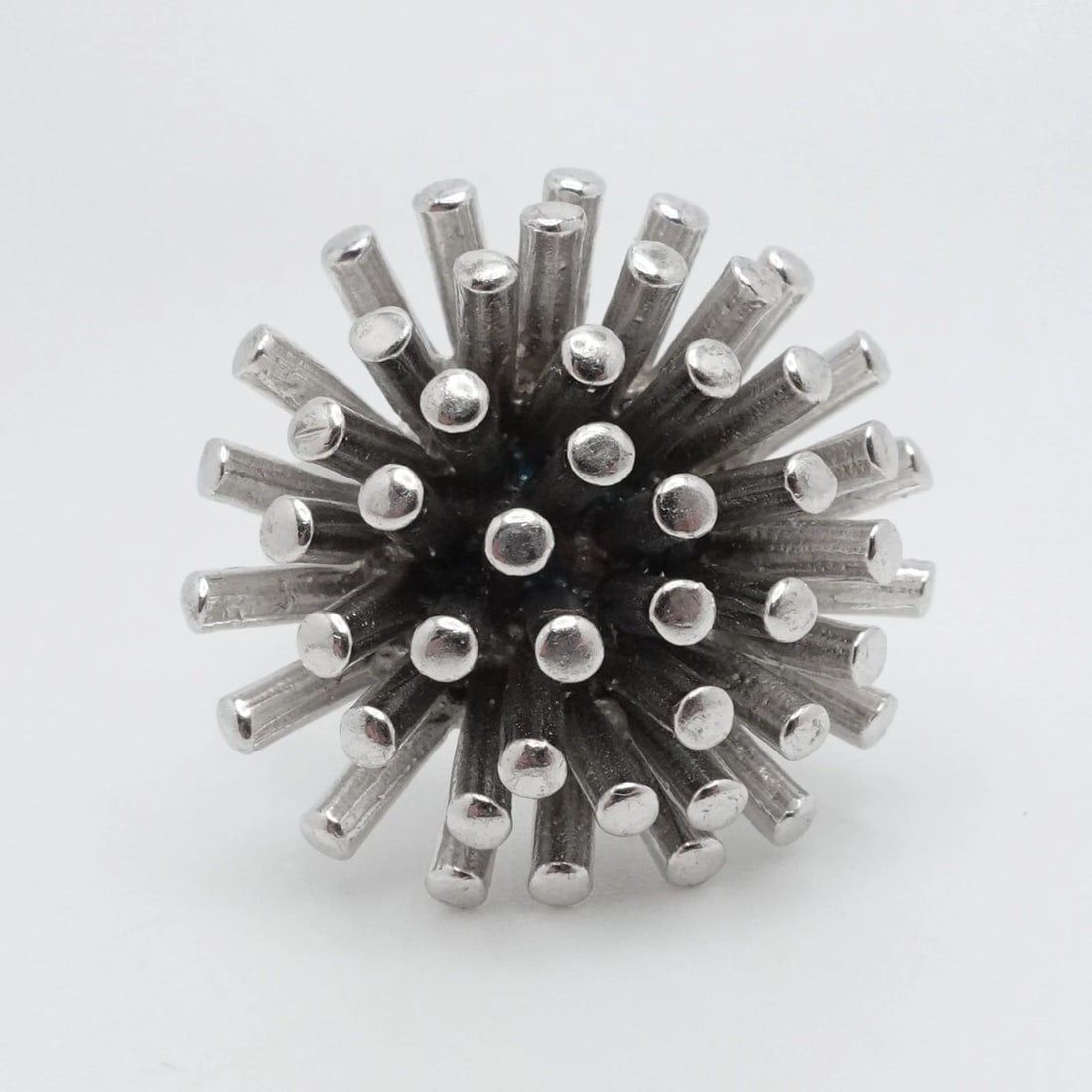 STERLING SILVER ATOMIC STARBURST MODERNIST COCKTAIL RING 7.75: STERLING SILVER ATOMIC STARBURST MODERNIST COCKTAIL RING 7.75 Sterling Silver Atomic Starburst Modernist Cocktail Ring Size - 7.75 Band Width - 3.5mm Starburst Width - 25mm Height (Head to Bridge) - 1