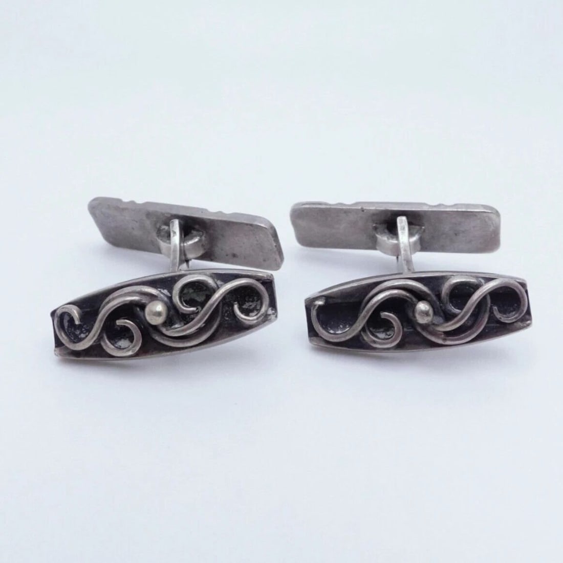 SILVER 830 VINTAGE FREEFORM SWIRLS CUFFLINKS: SILVER 830 VINTAGE FREEFORM SWIRLS CUFFLINKS Silver 830 Vintage Freeform Swirls Cufflinks Height - 0.28 " (7.35mm) Width - 0.7" (20.25mm) Total Weight - 11.1 Grams