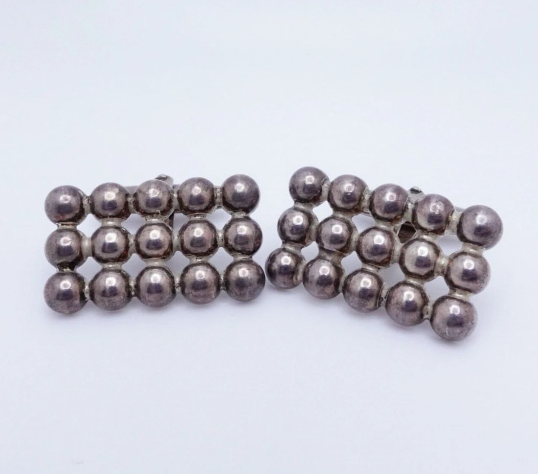 STERLING SILVER VINTAGE RECTANGLE BALL CUFFLINKS: STERLING SILVER VINTAGE RECTANGLE BALL CUFFLINKS Sterling Silver Vintage Rectangle Ball Cufflinks Height - 0.60" (15.1mm) Width - 0.99" (25mm) Total Weight - 8.8 Grams