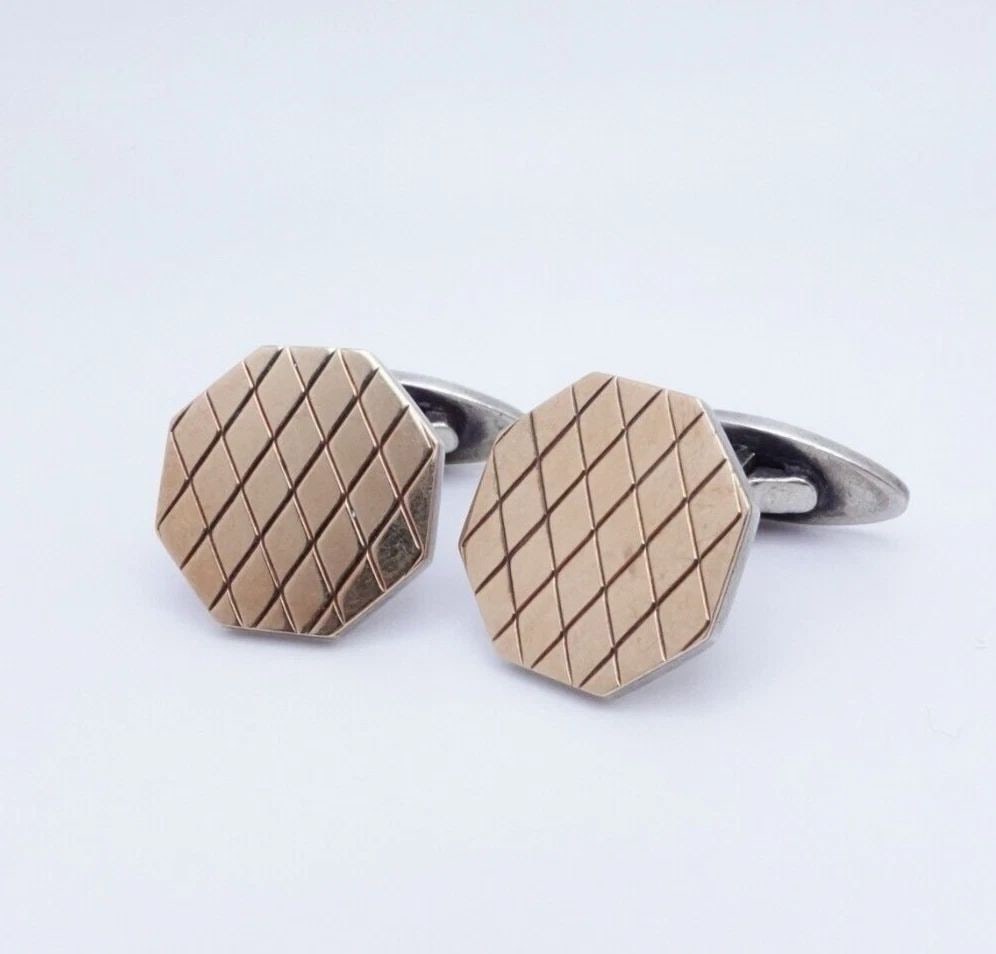 AXEL HOLMS YELLOW GOLD PLATED STERLING SILVER VINTAGE GEOMETRIC CUFFLINKS: AXEL HOLMS YELLOW GOLD PLATED STERLING SILVER VINTAGE GEOMETRIC CUFFLINKS Axel Holms Yellow Gold Plated Sterling Silver Vintage Geometric Cufflinks Height - 0.69" (17.5mm) Total Weight - 16.1Grams