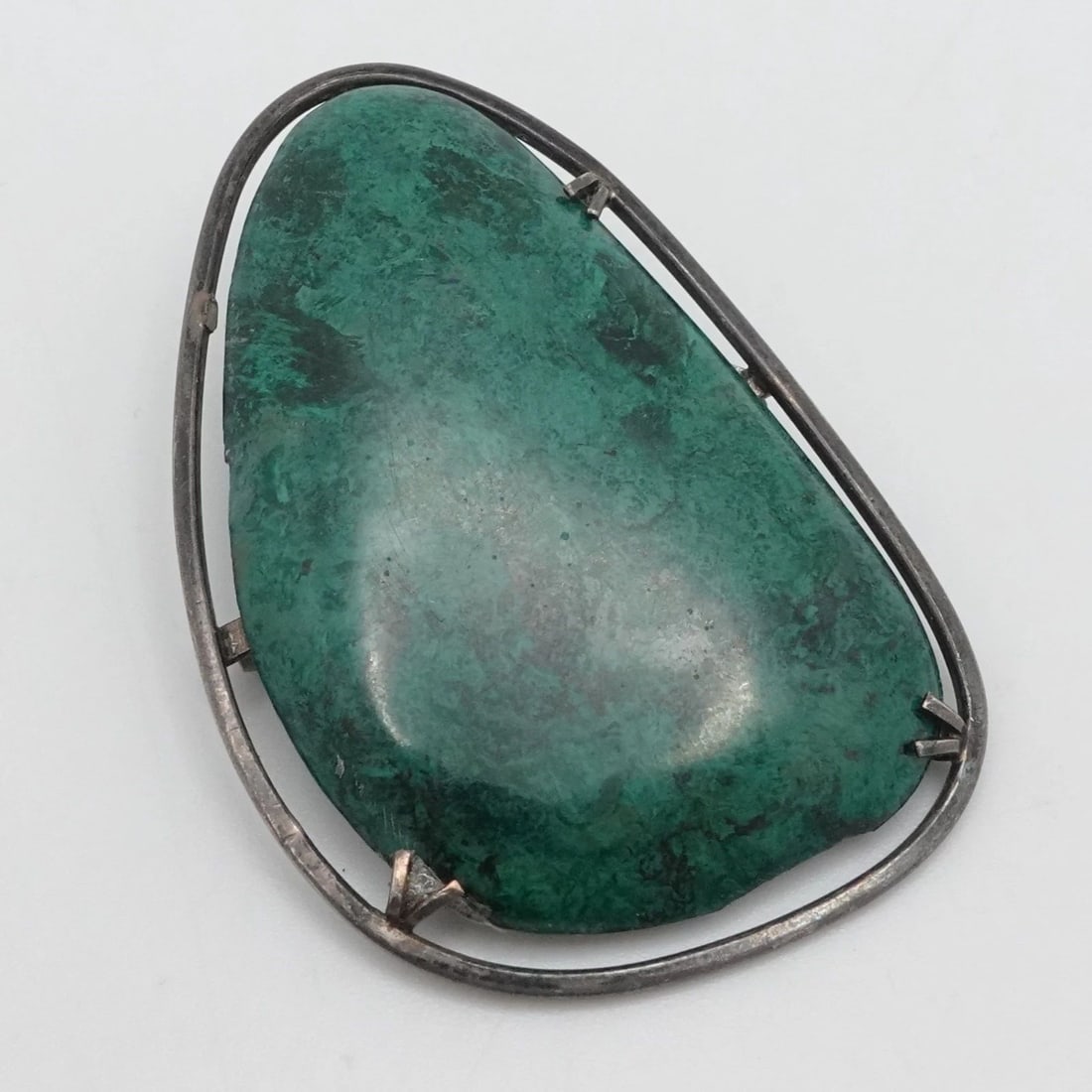STERLING SILVER ISRAEL GREEN EILAT ASYMMETRICAL BROOCH PENDANT 2.5": STERLING SILVER ISRAEL GREEN EILAT ASYMMETRICAL BROOCH PENDANT 2.5" Sterling Silver Israel Green Eilat Asymmetrical Pendant Brooch Length - 2.5" Width - 1.6" Depth - 4.5mm Bail Height - 7mm Weight -