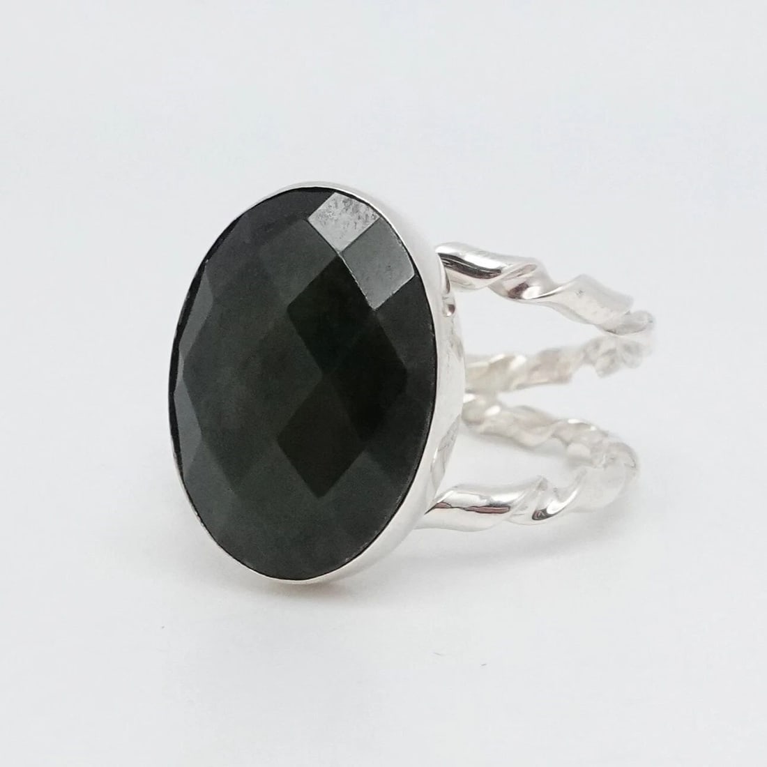 JAY KING DTR STERLING SILVER NEPHRITE JADE TWIST SPLIT SHANK RING - SIZE 10.25: JAY KING DTR STERLING SILVER NEPHRITE JADE TWIST SPLIT SHANK RING - SIZE 10.25 Jay King Desert Rose Trading Company Signed DTR Sterling Silver Nephrite Jade Gemstone Twist Split Shank Ring Size - 10.2