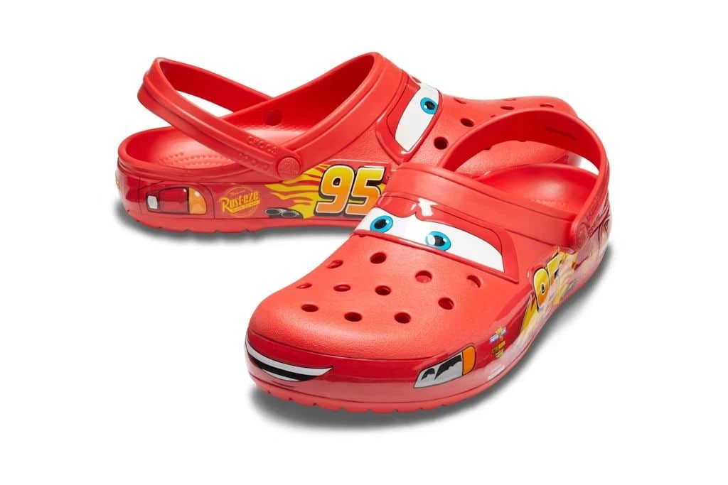 CROCS X DISNEY PIXAR CARS LIGHTNING MCQUEEN RED CLASSIC CLOGS - 7 MEN BRAND NEW (1 of 2)