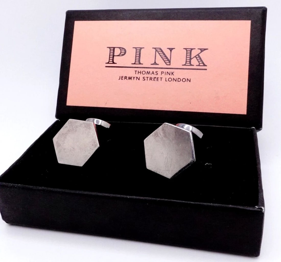 THOMAS PINK LONDON STERLING SILVER GEOMETRIC MODERNIST CUFFLINKS - BOX INCLUDED: THOMAS PINK LONDON STERLING SILVER GEOMETRIC MODERNIST CUFFLINKS - BOX INCLUDED Thomas Pink London Sterling Silver Geometric Modernist Cufflinks Height -17mm Total Weight - 21.3 Grams Box Included