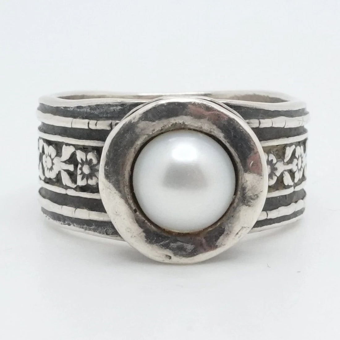 STERLING SILVER ISRAEL 6.5MM WHITE PEARL FLOWER BAND RING SIZE 8 (1 of 2)