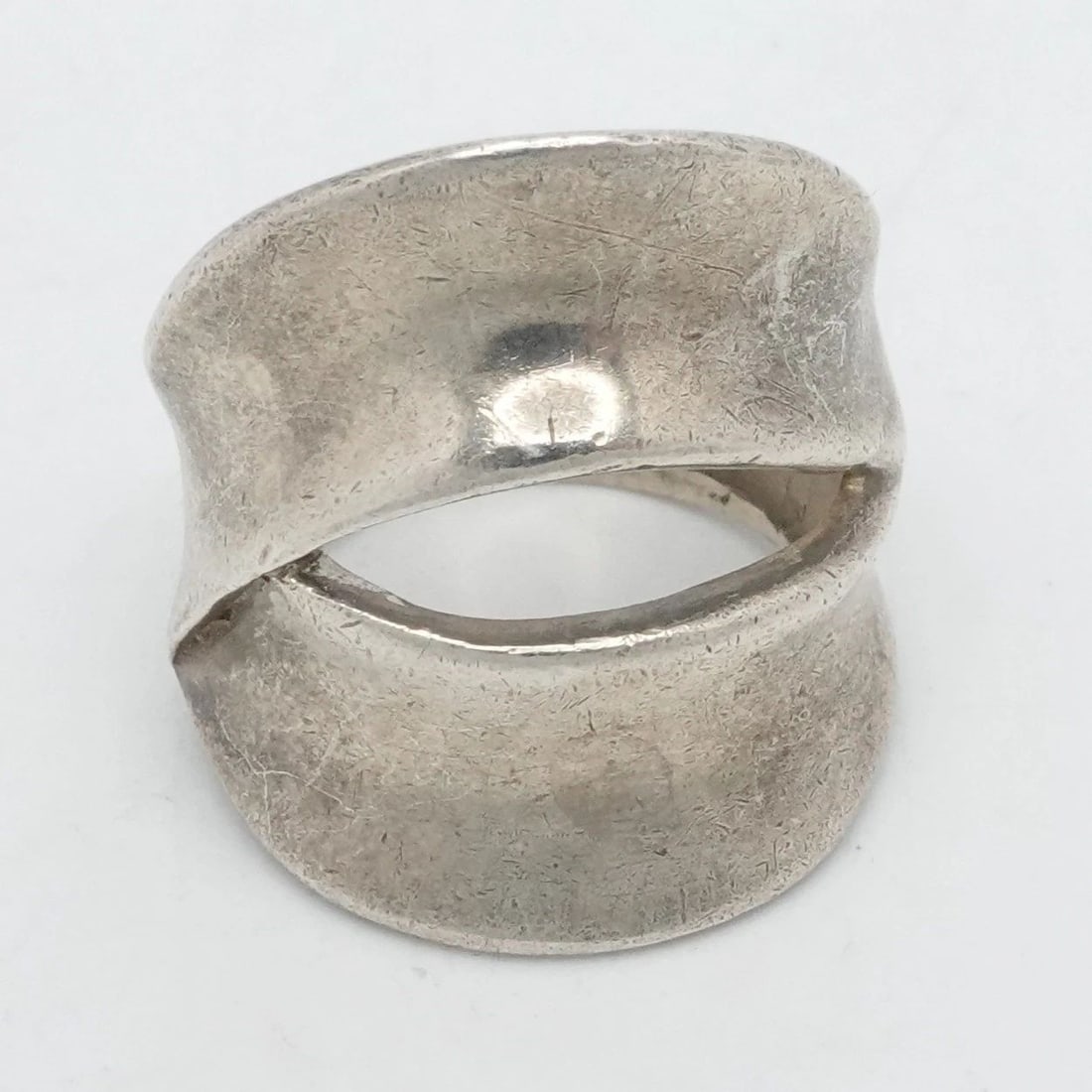 STERLING SILVER WRAP MODERNIST WIDE BAND RING SIZE 6.5: STERLING SILVER WRAP MODERNIST WIDE BAND RING SIZE 6.5 Sterling Silver Wrap Modernist Wide Band Ring Size - 6.5 Band Width - 5.5mm Height - 24mm Total Weight - 11.4 Grams