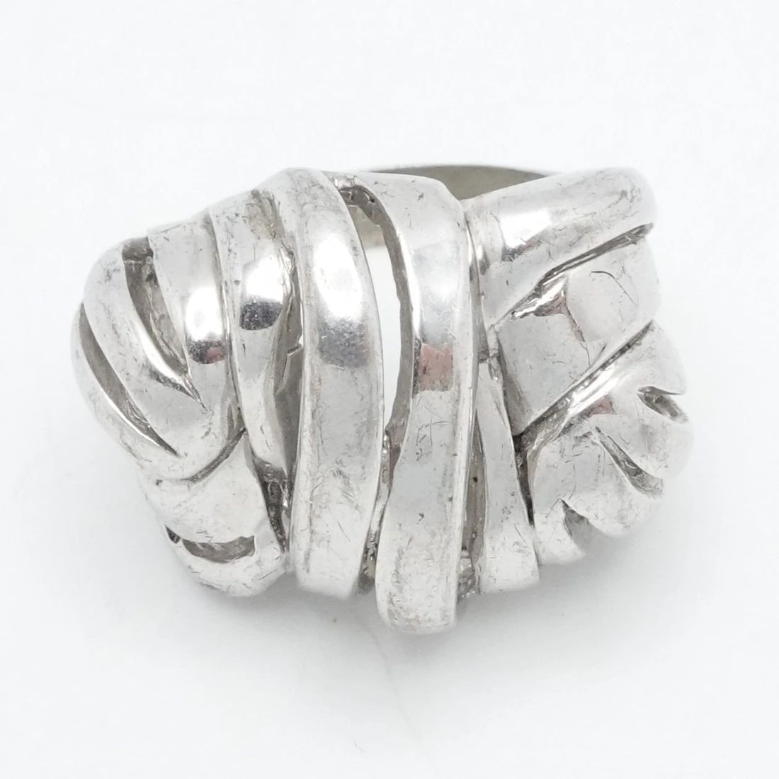 STERLING SILVER KNOTTED COCKTAIL RING SIZE 8.75: STERLING SILVER KNOTTED COCKTAIL RING SIZE 8.75 Sterling Silver Abstract Statement Ring Size - 8.75 Band Width - 4.5mm Height - 21mm Total Weight - 13.6 Grams