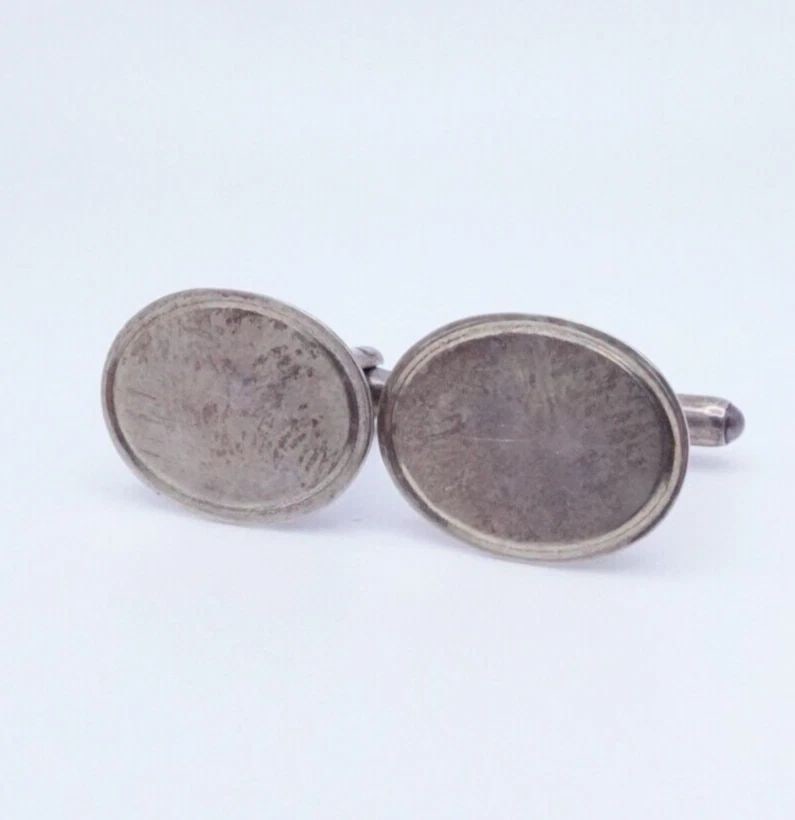 JH BIRMINGHAM 1990 STERLING SILVER OVAL SMALL CUFFLINKS: JH BIRMINGHAM 1990 STERLING SILVER OVAL SMALL CUFFLINKS JH Birmingham 1990 Sterling Silver Oval Small Cufflinks Height - 0.5" (12mm) Total Weight - 4.1 Grams