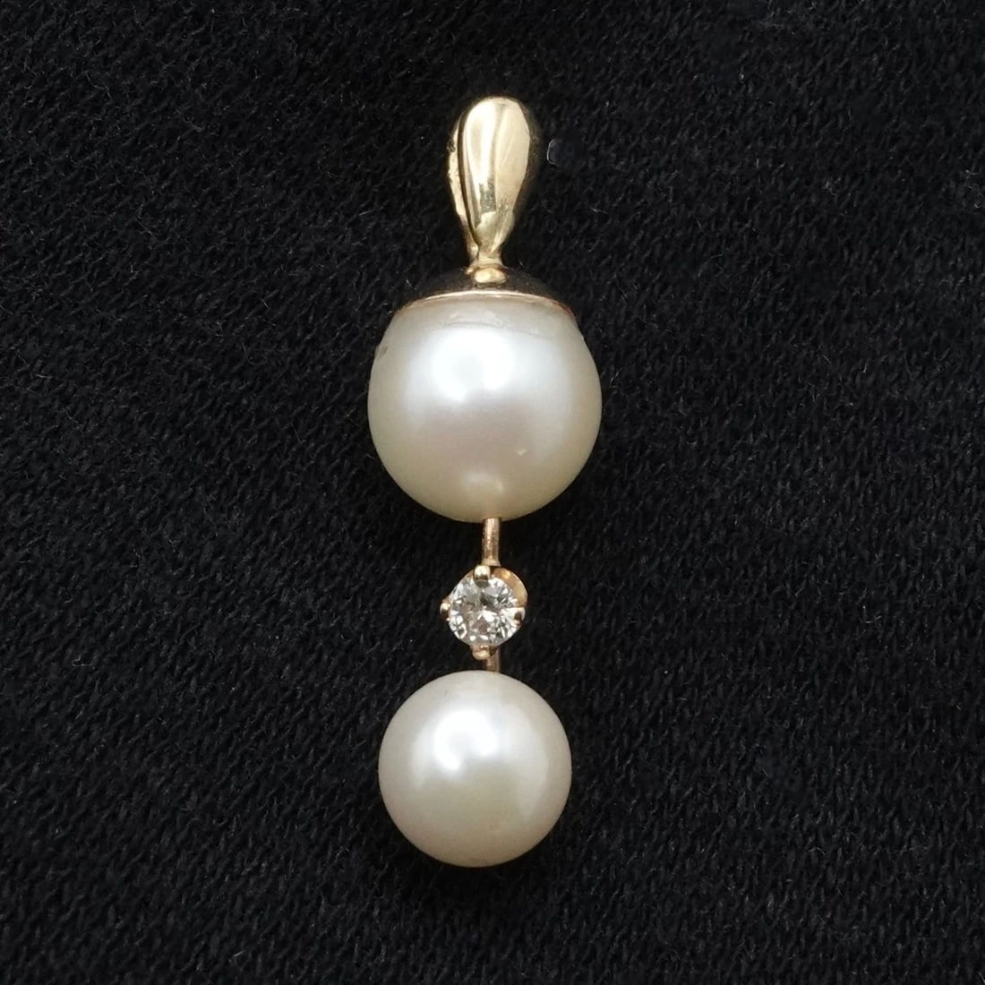 YELLOW GOLD PLATED DOUBLE PEARL DIAMOND ACCENT CHARM PENDANT 1": YELLOW GOLD PLATED DOUBLE PEARL DIAMOND ACCENT CHARM PENDANT 1" Yellow Gold Plated Double Pearl Diamond Accent Pendant Length - 1" Pearl Size - 8mm & 6mm Diamond Size - 2mm Bail Height - 5mm Bail Widt