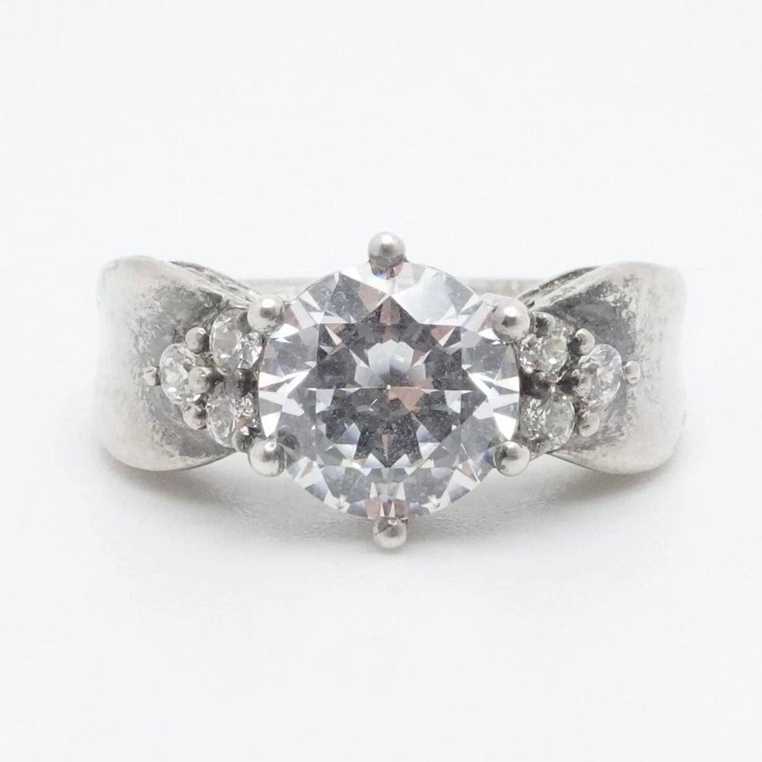 MEDA STERLING SILVER ROUND CLEAR CUBIC ZIRCONIA ENGAGEMENT RING SIZE 7: MEDA STERLING SILVER ROUND CLEAR CUBIC ZIRCONIA ENGAGEMENT RING SIZE 7 MEDA Sterling Silver Round Clear Cubic Zirconia Clear Cubic Zirconia Engagement Ring Size - 7 Band Width - 3mm Stone Size - 8mm T