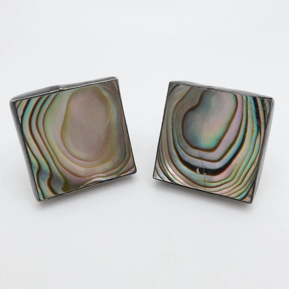 STERLING SILVER ABALONE MOTHER OF PEARL SQUARE CUFFLINKS: STERLING SILVER ABALONE MOTHER OF PEARL SQUARE CUFFLINKS Vintage Sterling Silver Abalone Mother of Pearl Square Cufflinks Size - 23mm x 23mm Depth - 4.5mm Thick Total Weight - 14.6 Grams **Signs of a 