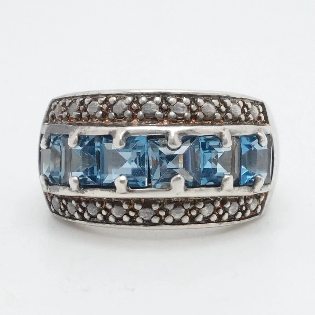 STERLING SILVER SQUARE BLUE TOPAZ BAND RING SIZE 7.5: STERLING SILVER SQUARE BLUE TOPAZ BAND RING SIZE 7.5 Sterling Silver Square Blue Topaz Band Ring Size - 7.5 Band Width - 4mm Height - 11mm Total Weight - 6.1 Grams