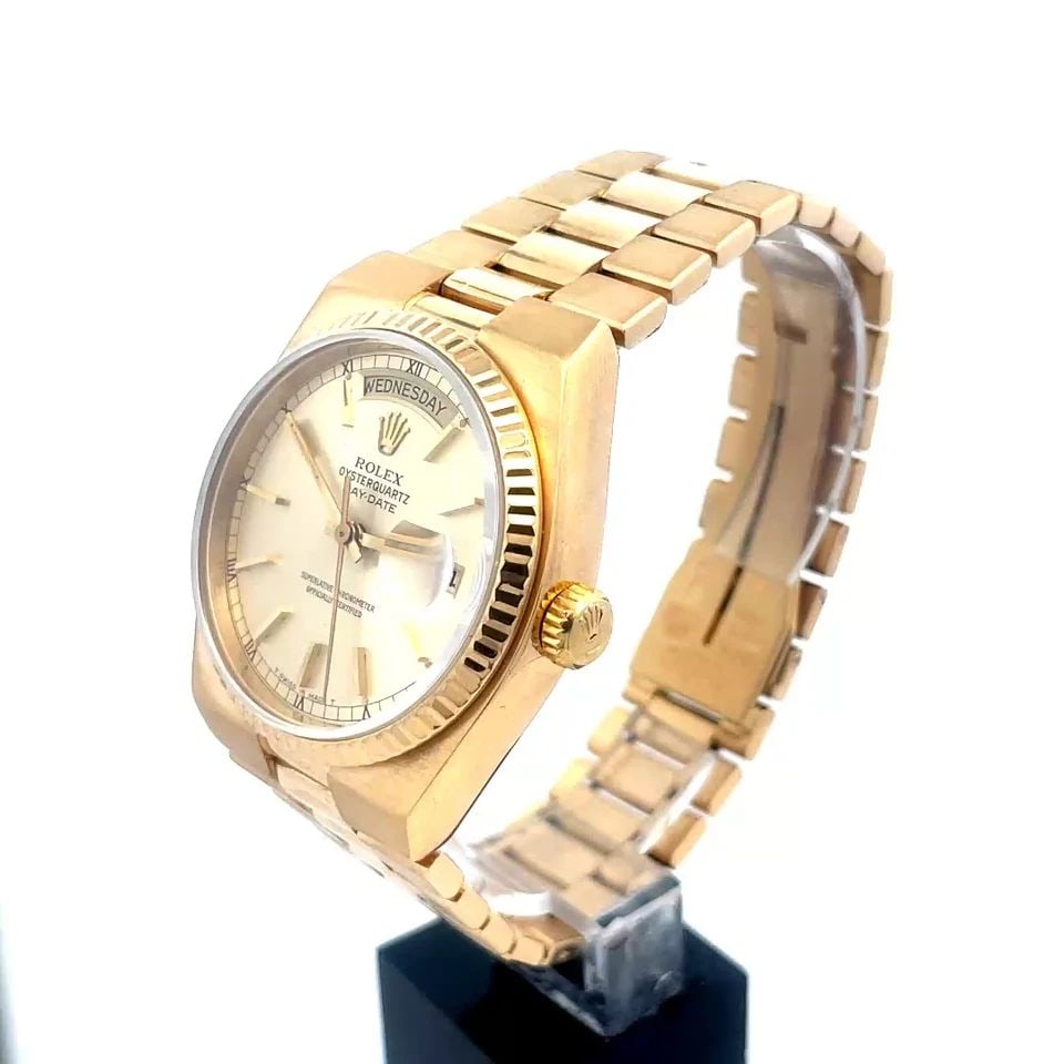 ROLEX OYSTER GOLD GENTS WATCH 18K YELLOW DAY DATE 36MM QUARTZ BOX & PAPERS: ROLEX OYSTER GOLD GENTS WATCH 18K YELLOW DAY DATE 36MM QUARTZ BOX & PAPERS This is an authentic Rolex Oyster Quartz men's wristwatch, the case and oyster band is crafted from 18k yellow gold. It has g