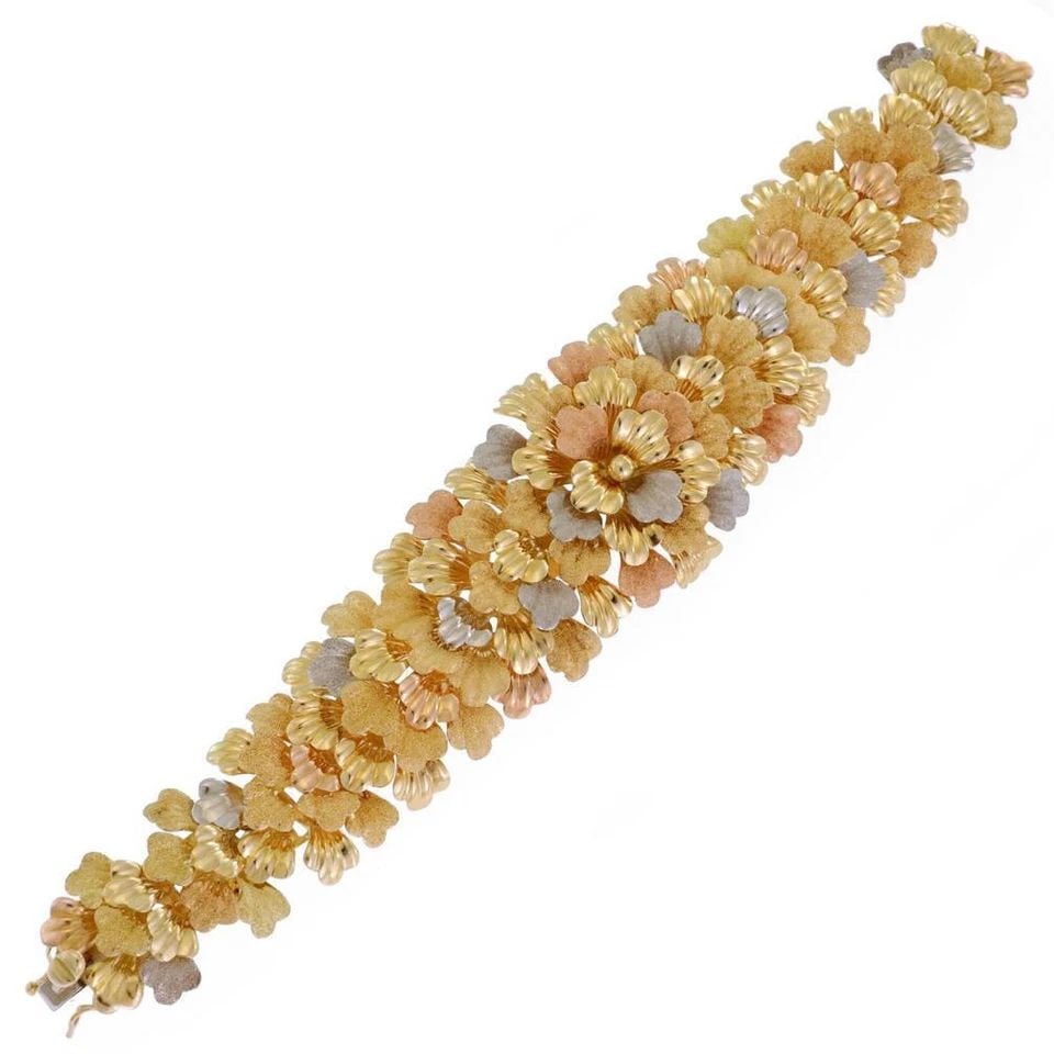 EARRINGS & BRACELET 18K SET TRICOLOR GOLD FANCY FLORAL LAYERS: EARRINGS & BRACELET 18K SET TRICOLOR GOLD FANCY FLORAL LAYERS Stunning 18k Tricolor Gold Fancy Floral Earrings & Bracelet Set Description This is a stunning and detailed design bracelet with earrings,