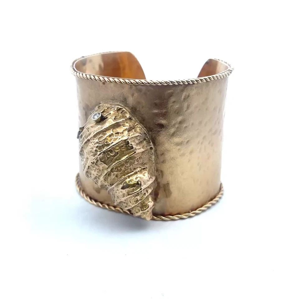 CONCH SHELL GOLD BRACELET 14K WIDE YELLOW CUFF DIAMOND BANGLE 98 GRAMS: CONCH SHELL GOLD BRACELET 14K WIDE YELLOW CUFF DIAMOND BANGLE 98 GRAMS This is a large eye-catching vintage cuff bracelet, crafted from 14k yellow gold with a 52mm wide thin band. The top center of th