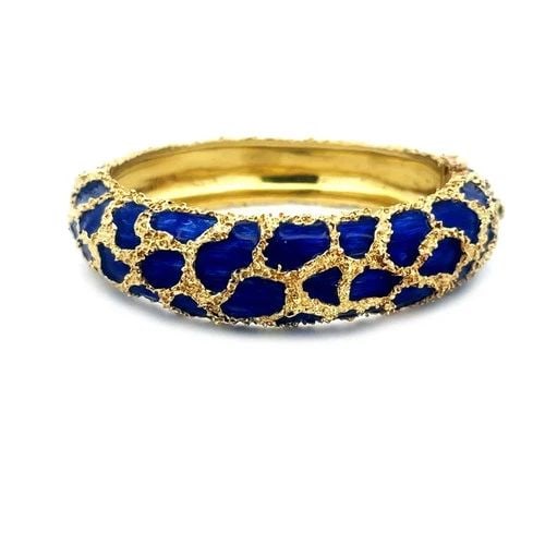 ENAMEL GOLD DOME BANGLE 16-17K YELLOW FANCY TEXTURED STYLE OVAL: ENAMEL GOLD DOME BANGLE 16-17K YELLOW FANCY TEXTURED STYLE OVAL Elevate your style with this lovely bangle, it is a stunning piece of vintage jewelry featuring an oval shape hinged dome band with a sl