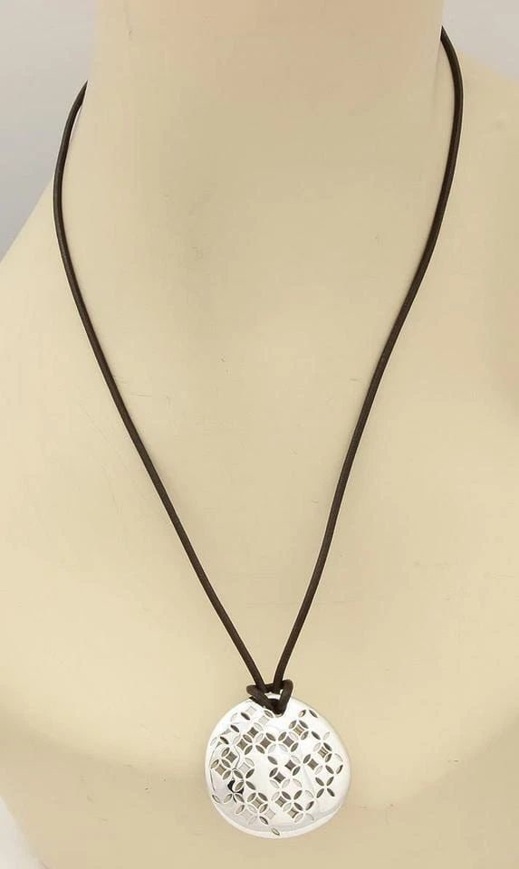 LOUIS VUITTON 18K WGOLD GALLEA ROUND PENDANT CORD NECKLACE BOX: LOUIS VUITTON 18K WGOLD GALLEA ROUND PENDANT CORD NECKLACE BOX Louis Vuitton 18k WGold Gallea Round Pendant Cord Necklace Box Description This is an elegant authentic by Louis Vuitton from the Gallea 