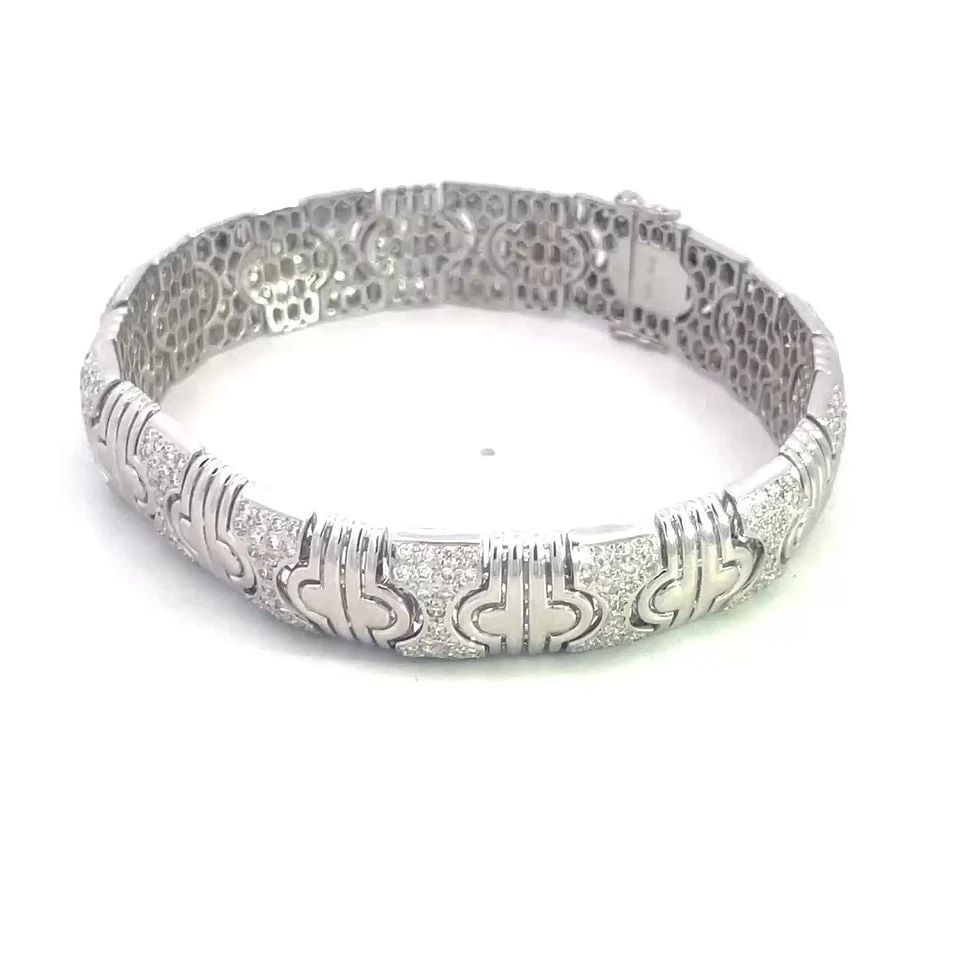 DIAMOND GOLD BRACELET 18K WHITE PAVE SET FLEX LINK: Elegance meets versatility with this stunning diamond gold bracelet, crafted in 18k white gold and designed to dazzle. The bracelet features a flexible link design, adorned with a pavé-set array of n