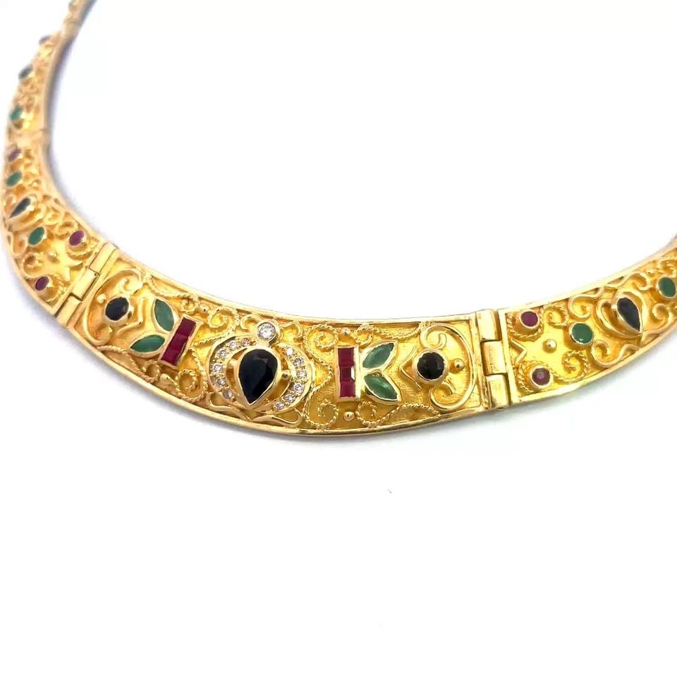 DIAMOND & GEMS GOLD NECKLACE 18K GRADUATED COLLAR FLORAL STYLE: DIAMOND & GEMS GOLD NECKLACE 18K GRADUATED COLLAR FLORAL STYLE This 18k gold necklace features a graduated collar style with floral design bezel set gemstones, natural white diamonds on the center lin