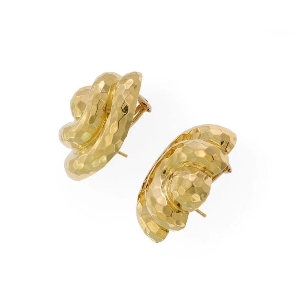 HENRY DUNAY 18K YELLOW GOLD HAMMERED SEA SHELL HUGGIE EARRINGS: HENRY DUNAY 18K YELLOW GOLD HAMMERED SEA SHELL HUGGIE EARRINGS Henry Dunay 18k Yellow Gold Hammered Sea Shell Huggie Earrings Description This is a beautiful authentic pair of earrings by Henry Dunay.