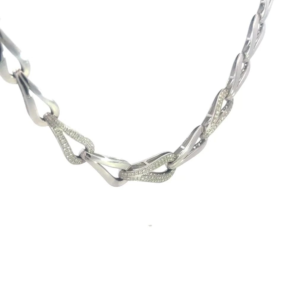MODOLO DIAMOND GOLD NECKLACE 18K WHITE LOOP LINK PAVE COLLAR STYLE: MODOLO DIAMOND GOLD NECKLACE 18K WHITE LOOP LINK PAVE COLLAR STYLE This chic necklace is by Di Modolo featuring 18k white gold with graduated loop links, larger from the center. There are 3 links acce
