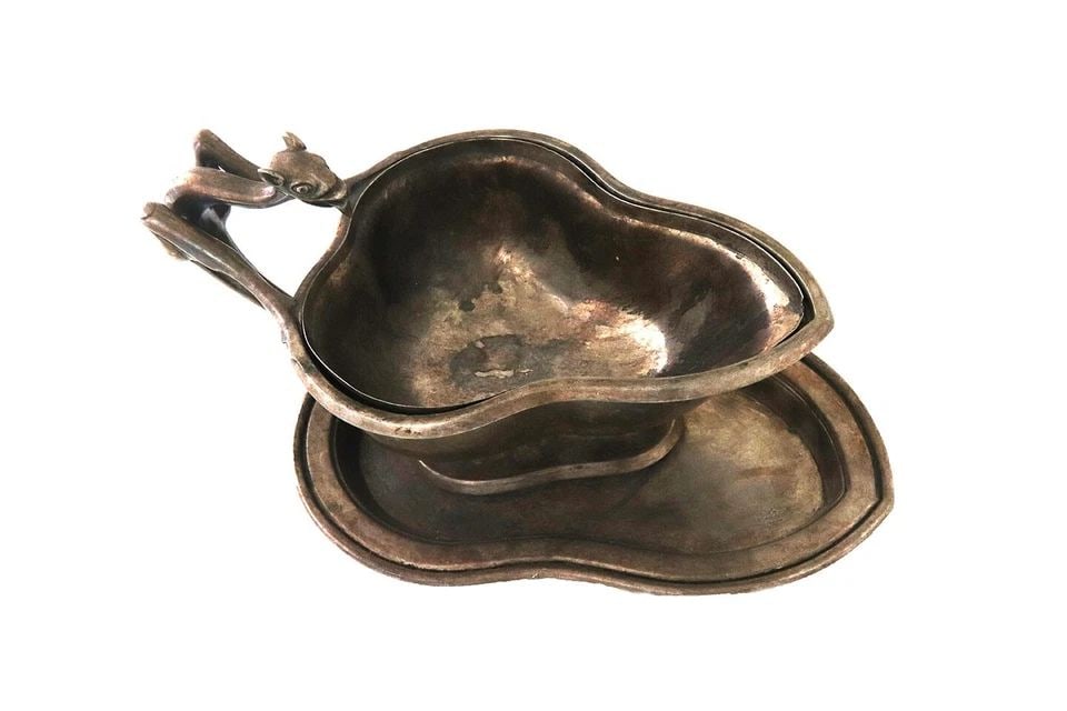 CARTIER ANTIQUE GRAVY SAUCE BOAT STERLING SILVER FRANCE W/ANIMAL HANDLE RARE: CARTIER ANTIQUE GRAVY SAUCE BOAT STERLING SILVER FRANCE W/ANIMAL HANDLE RARE This is a rare Cartier sterling silver gravy sauce boat, it has the boat frame with an unusual animal handle. Inside the fr