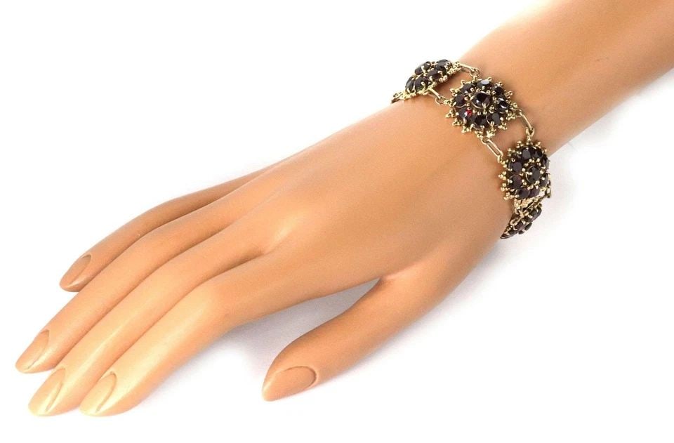 ESTATE GARNET 14K YGOLD 7 ROSETTE LINKS 22MM WIDE FANCY BRACELET: ESTATE GARNET 14K YGOLD 7 ROSETTE LINKS 22MM WIDE FANCY BRACELET Estate Garnet 14k YGold 7 Rosette Links 22mm Wide Fancy Bracelet Description This beautiful vintage bracelet is crafted from 14k yellow