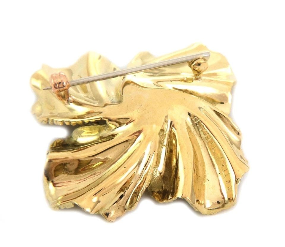 TIFFANY & CO. VINTAGE RUBY 18K YELLOW GOLD TEXTURED FLORAL PIN -: TIFFANY & CO. VINTAGE RUBY 18K YELLOW GOLD TEXTURED FLORAL PIN - Tiffany & Co. Vintage Ruby 18k Yellow Gold Textured Floral Pin - Description This lovely vintage brooch is from Tiffany & Co. It is cra