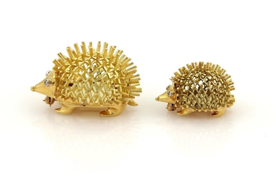 18K YELLOW GOLD DIAMOND MOTHER & BABY PORCUPINE BROOCH PINS: 18K YELLOW GOLD DIAMOND MOTHER & BABY PORCUPINE BROOCH PINS Diamonds 18k Yellow Gold Mother & Baby Porcupine Brooch Pins Description This adorable set of two mother and baby porcupine pins are crafted