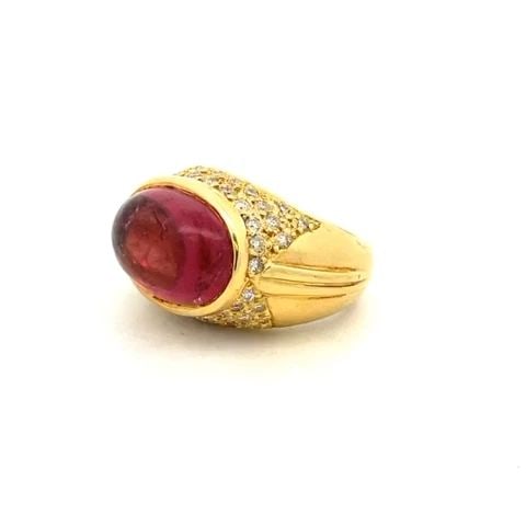 DIAMOND TOURMALINE 18K YELLOW GOLD CABOCHON OVAL TOP RING SIZE 6.75: DIAMOND TOURMALINE 18K YELLOW GOLD CABOCHON OVAL TOP RING SIZE 6.75 This is a beautiful 18k yellow gold ring, it features a high top with an oval cabochon pink tourmaline in bezel mount, on the two lo