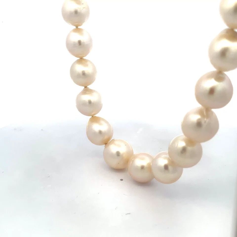 BAROQUE GOLD PEARL NECKLACE 18K YELLOW 12-16MM GRADUATED STYLE: BAROQUE GOLD PEARL NECKLACE 18K YELLOW 12-16MM GRADUATED STYLE The Baroque Gold Pearl Necklace is a stunning piece of vintage jewelry featuring 12-16mm graduated white pearls on a single strand with 1