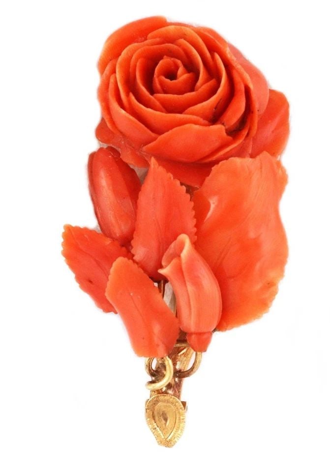 CARVED CORAL 3D ROSE SPRIG 18K YELLOW GOLD PIN: CARVED CORAL 3D ROSE SPRIG 18K YELLOW GOLD PIN Carved Coral 3D Rose Sprig 18k Yellow Gold Pin Description This is a gorgeous Victorian Era brooch, the frame is crafted from 18k yellow gold featuring a