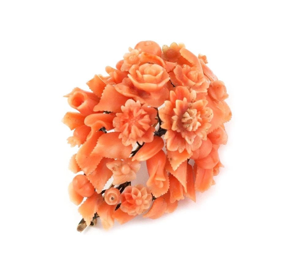 VICTORIAN CARVED CORAL CLUSTER ROSES 14K YELLOW GOLD PIN: VICTORIAN CARVED CORAL CLUSTER ROSES 14K YELLOW GOLD PIN Victorian Carved Coral Cluster Roses 14k Yellow Gold Pin Description This is a lovely Victorian Era brooch, the frame is crafted from 14k yello