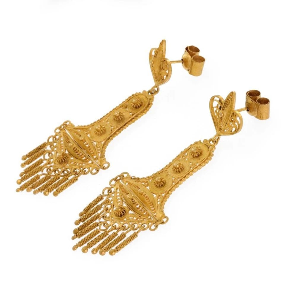 VINTAGE EARRINGS 18K GOLD ETRUSCAN FILIGREE TASSEL CHANDELIER: VINTAGE EARRINGS 18K GOLD ETRUSCAN FILIGREE TASSEL CHANDELIER Vintage 18k Gold Etruscan Filigree Tassel Chandelier Earrings Description This is a gorgeous pair of chandelier earrings, crafted from 18k