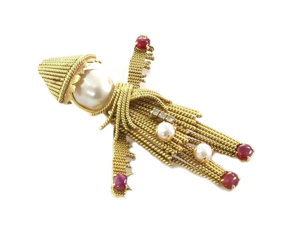 VINTAGE 14K YELLOW GOLD DIAMOND RUBY PEARLS SCARECROW FIGURE BROOCH: VINTAGE 14K YELLOW GOLD DIAMOND RUBY PEARLS SCARECROW FIGURE BROOCH Vintage 14k Yellow Gold Diamond Ruby Pearls Scarecrow Figure Brooch Description This is an estate piece, it is crafted from 14k yell