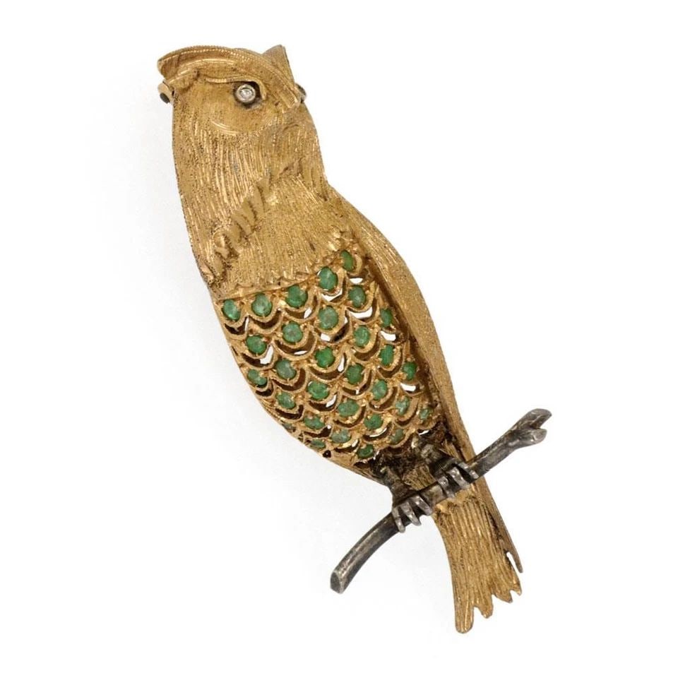 OWL BROOCH VINTAGE 18K YELLOW DARKENED GOLD EMERALD DIAMOND: OWL BROOCH VINTAGE 18K YELLOW DARKENED GOLD EMERALD DIAMOND Vintage 18k Yellow Darkened Gold Emerald Diamond Own Brooch Description This life like vintage brooch is crafted from 18k yellow gold with d