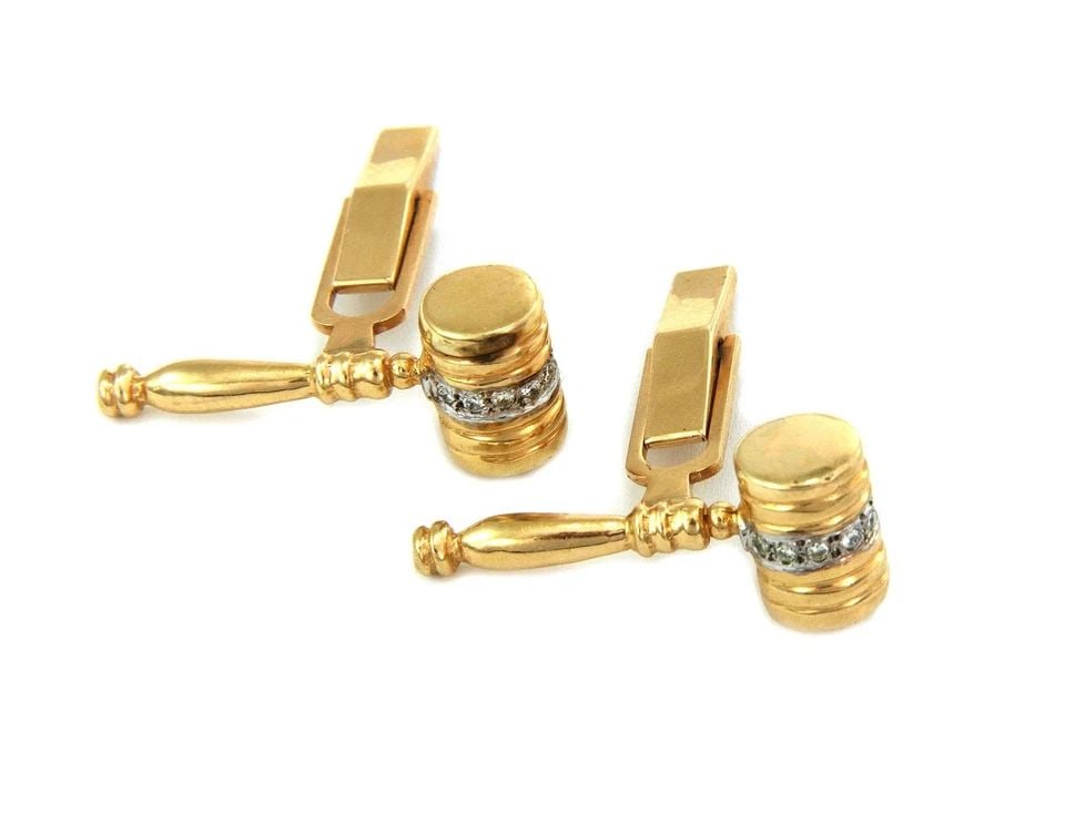 ESTATE DIAMOND 14K TWO TONE GOLD JUDGE GAVEL HAMMER CUFFLINKS-: ESTATE DIAMOND 14K TWO TONE GOLD JUDGE GAVEL HAMMER CUFFLINKS- Estate Diamond 14k Two Tone Gold Judge Gavel Hammer Cufflinks- Description This pair of cufflinks are a perfect gift for judges or lawyer