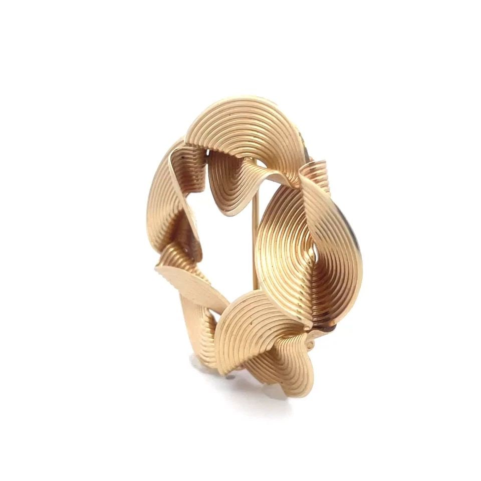 14K GOLD WREATH BROOCH VINTAGE PINK GOLD GEOMETRIC GROOVED STYLE 1940'S: 14K GOLD WREATH BROOCH VINTAGE PINK GOLD GEOMETRIC GROOVED STYLE 1940'S This is a lovely vintage designer signed brooch; it is 14k pink gold with chasing grooved design twist floral style wreath. The 
