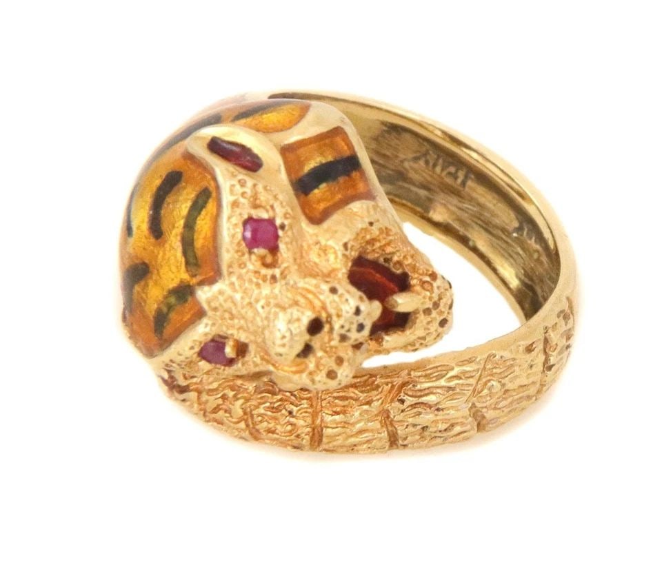 ESTATE RUBY ENAMEL 18K YELLOW GOLD TIGER BYPASS RING SIZE 5: ESTATE RUBY ENAMEL 18K YELLOW GOLD TIGER BYPASS RING SIZE 5 Estate Ruby Enamel 18k Yellow Gold Tiger Bypass Ring Size 5 Description This ring is crafted from 18k yellow gold featuring a tiger's head w