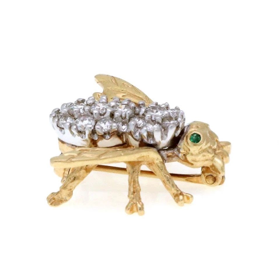 VINTAGE 1.00CT DIAMOND EMERALD 14K TWO TONE GOLD BEE PIN: VINTAGE 1.00CT DIAMOND EMERALD 14K TWO TONE GOLD BEE PIN Vintage 1.00ct Diamond Emerald 14k Two Tone Gold Bee Pin Description This is an adorable vintage bee pin. It is crafted from 14k yellow and whi