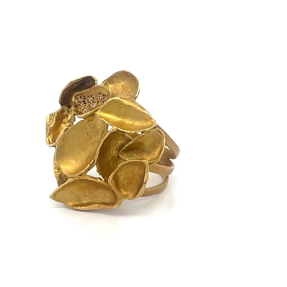 DIAMOND GOLD LEAF RING 18K YELLOW CLUSTER FLOATING DESIGN: DIAMOND GOLD LEAF RING 18K YELLOW CLUSTER FLOATING DESIGN This is a beautiful and interesting design 18k yellow gold ring. The top has satin finish cluster leaves in a floating style and two leaves ar