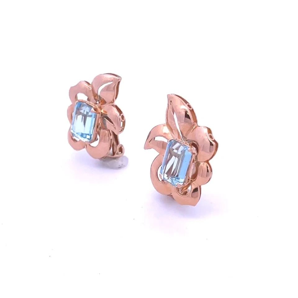 RETRO 4CT AQUAMARINE 14K ROSE GOLD FLOWER CLIP ON EARRINGS: RETRO 4CT AQUAMARINE 14K ROSE GOLD FLOWER CLIP ON EARRINGS This lovely pair of Retro Era earrings are crafted from 14k rose gold with a polished finish featuring a floral frame with pointed curved sha