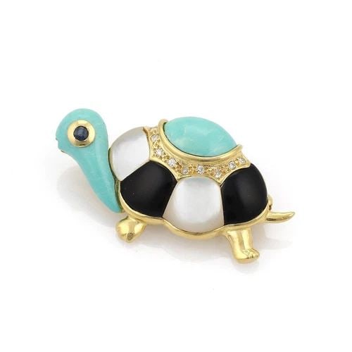 ESTATE DIAMOND & GEMS 18K YELLOW GOLD TURTLE BROOCH PIN: ESTATE DIAMOND & GEMS 18K YELLOW GOLD TURTLE BROOCH PIN Estate Diamond & Gems 18k Yellow Gold Turtle Brooch Pin Description This adorable brooch is crafted from 18k yellow gold with a polished finish 