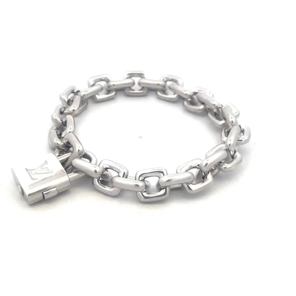 LOUIS VUITTON GOLD BRACELET 18K WHITE PADLOCK CHARM SQUARE LINK CHAIN: LOUIS VUITTON GOLD BRACELET 18K WHITE PADLOCK CHARM SQUARE LINK CHAIN LOUIS VUITTON GOLD BRACELET 18K WHITE PADLOCK CHARM SQUARE LINK CHAIN This chic and fashionable bracelet is by Louis Vuitton; it i