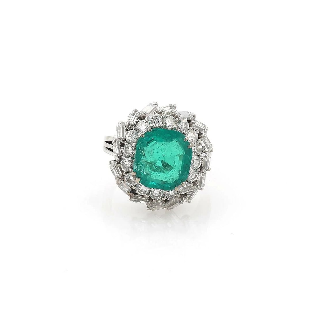 DIAMOND RING W/GREEN GEMSTONE 18K WHITE GOLD COCKTAIL STYLE SIZE 7: DIAMOND RING W/GREEN GEMSTONE 18K WHITE GOLD COCKTAIL STYLE SIZE 7 DIAMOND RING W/GREEN GEMSTONE 18K WHITE GOLD COCKTAIL STYLE SIZE 7 This 18k white gold cocktail style ring features a green gemstone 