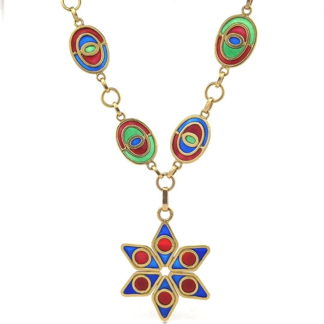 ESTATE 18K YELLOW GOLD MULTI-COLOR ENAMEL STAR PENDANT OVAL LINK NECKLACE: ESTATE 18K YELLOW GOLD MULTI-COLOR ENAMEL STAR PENDANT OVAL LINK NECKLACE ESTATE 18K YELLOW GOLD MULTI-COLOR ENAMEL STAR PENDANT OVAL LINK NECKLACE This gorgeous vintage necklace is crafted from 18k y