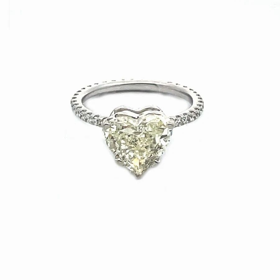 DIAMOND HEART SHAPE ENGAGEMENT GOLD RING 18K 14K WHITE 2.34CT SOLIATIRE: DIAMOND HEART SHAPE ENGAGEMENT GOLD RING 18K 14K WHITE 2.34CT SOLIATIRE DIAMOND HEART SHAPE ENGAGEMENT GOLD RING 18K 14K WHITE 2.34CT SOLIATIRE This is a stunning heart shape diamond ring set in a hea