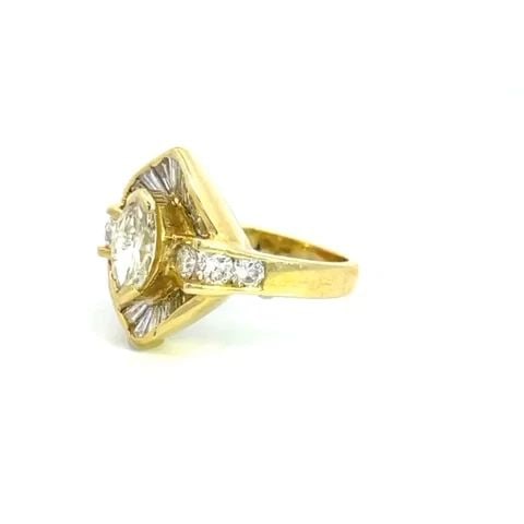 DIAMOND MARQUIE SOLITAIRE RING 18K YELLOW GOLD COCKTAIL RHOMBUS SHAPE 1.70CT: DIAMOND MARQUIE SOLITAIRE RING 18K YELLOW GOLD COCKTAIL RHOMBUS SHAPE 1.70CT DIAMOND MARQUIE SOLITAIRE RING 18K YELLOW GOLD COCKTAIL RHOMBUS SHAPE 1.70CT This gorgeous rhombus shape ring is crafted fr